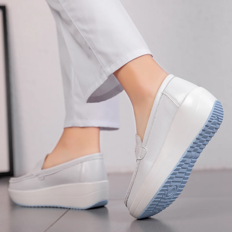 STRONGSHEN-zapatos informales de cuña para mujer, mocasines suaves de trabajo para enfermera, transpirables y cómodos, antideslizantes, color blanco