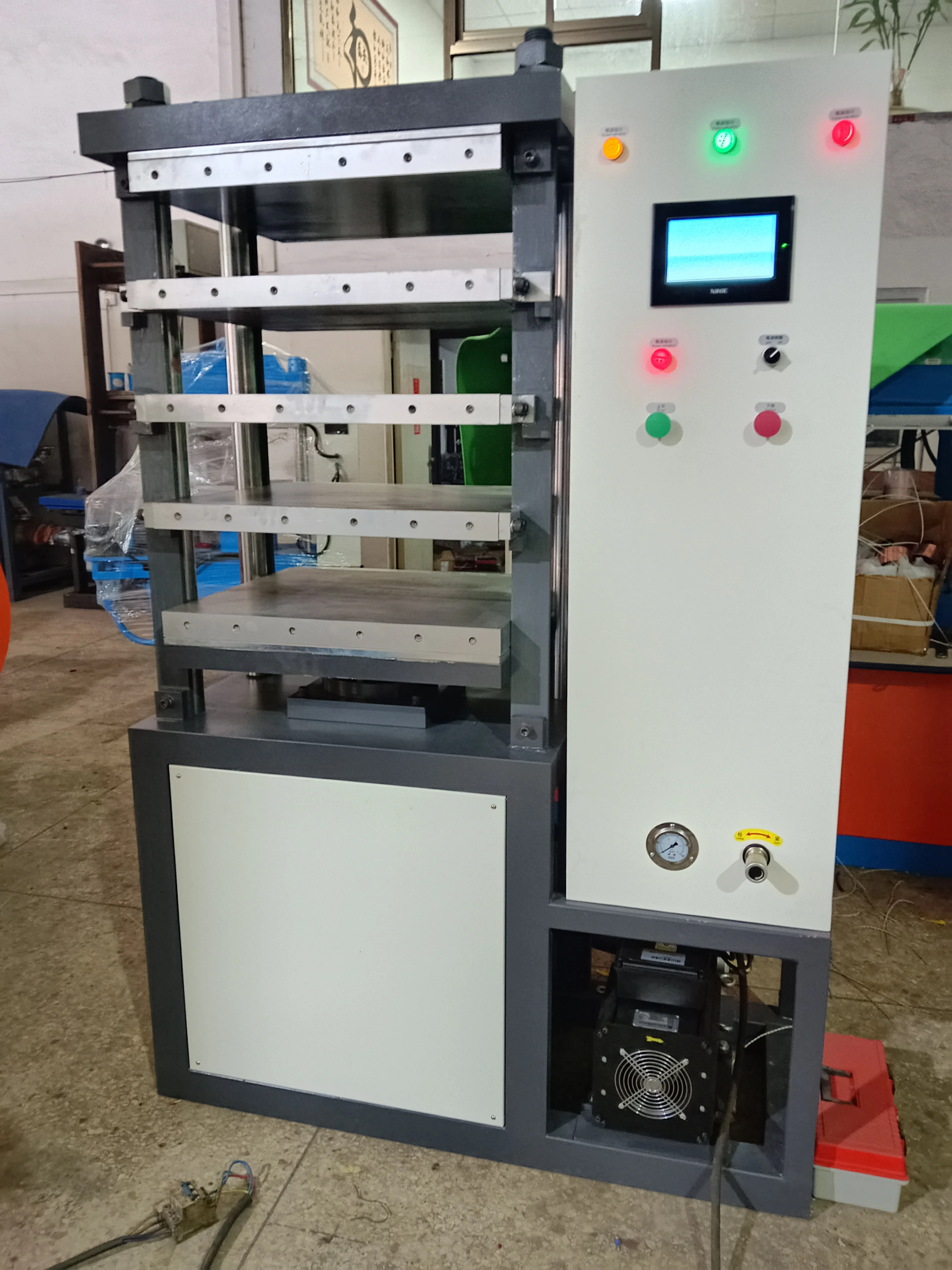 Pressa a caldo per pannelli in fibra di carbonio