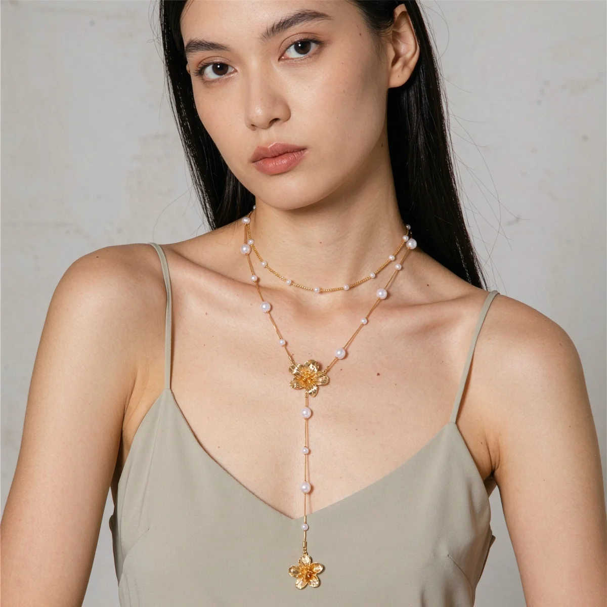Französische Ästhetik Simulierte Perlenblumen-Anhänger-Halskette für Frauen Eleganter Metall-Blumen-Y-förmiger Choker Hochzeitsschmuck – Detail 6