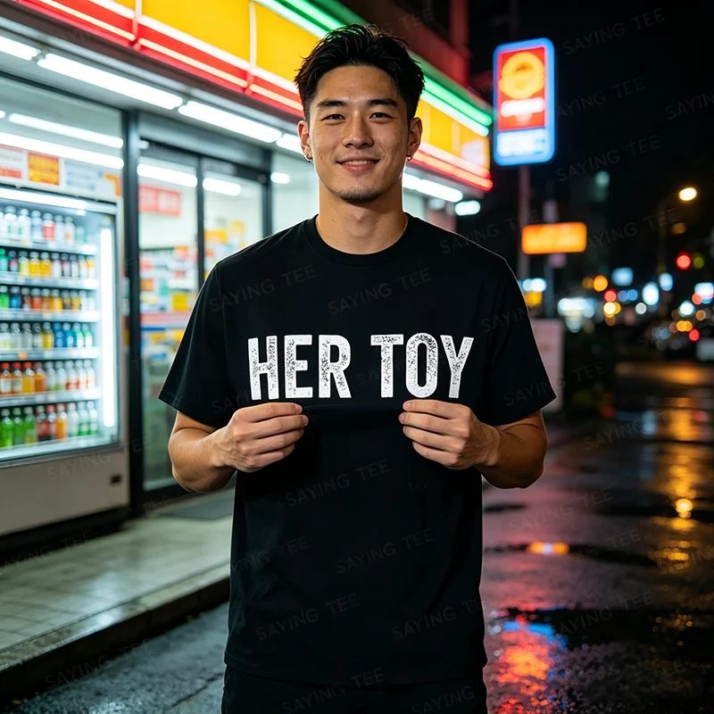 Her Toy Lustiges BDSM FemDom Munch T-Shirt, Submissive T-Shirt, Y2k Persönlichkeit, Munch- oder Kink-Party-Bekleidung, Witziges Sarkastisches Spruch-T-Shirt – Detail 3