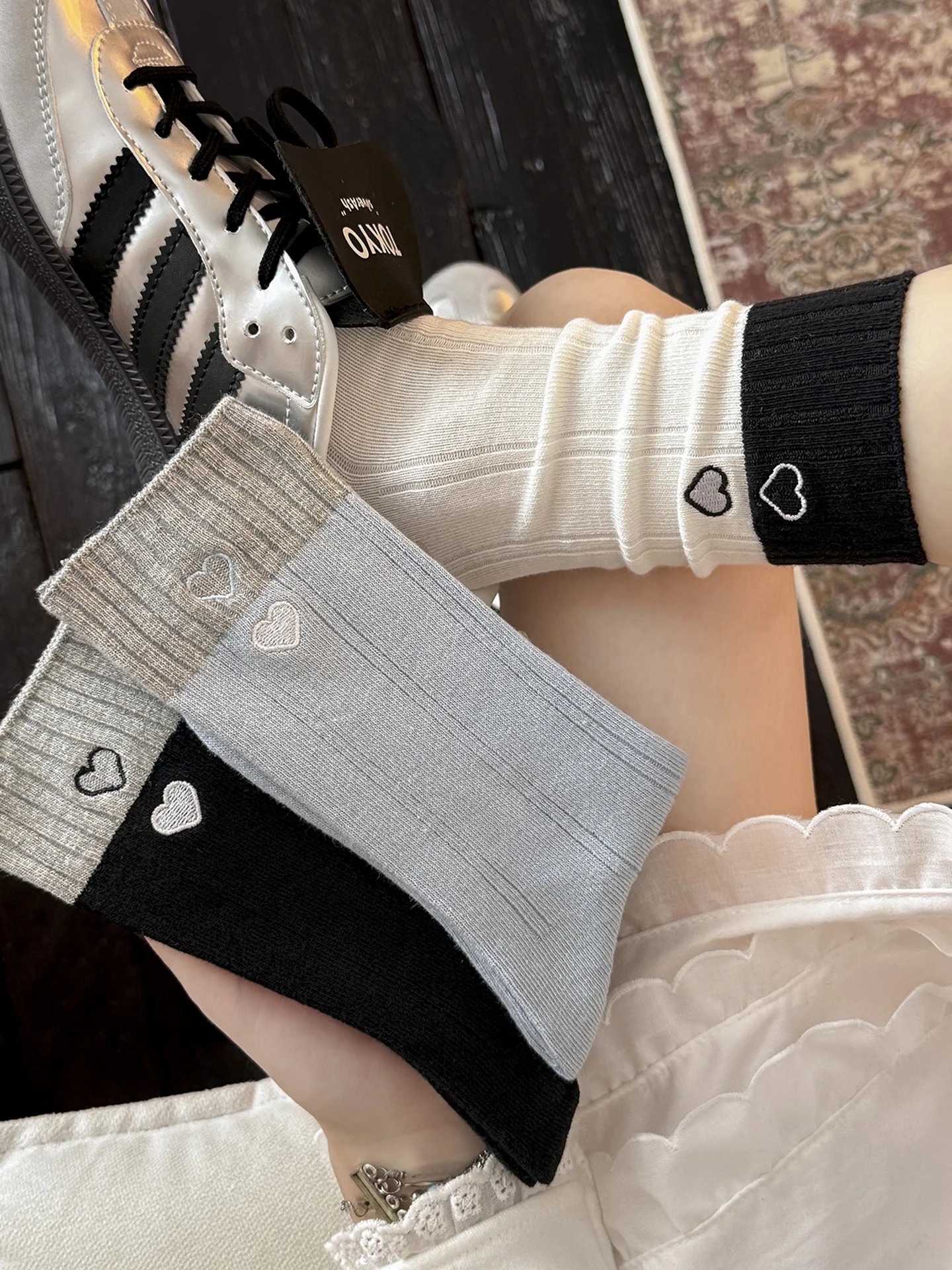 5-pares-de-meias-femininas-de-cano-medio-em-trico-com-design-de-coracoes-pequenos-bordados-em-patchwork-cadarcos-sazonais-primavera-outono