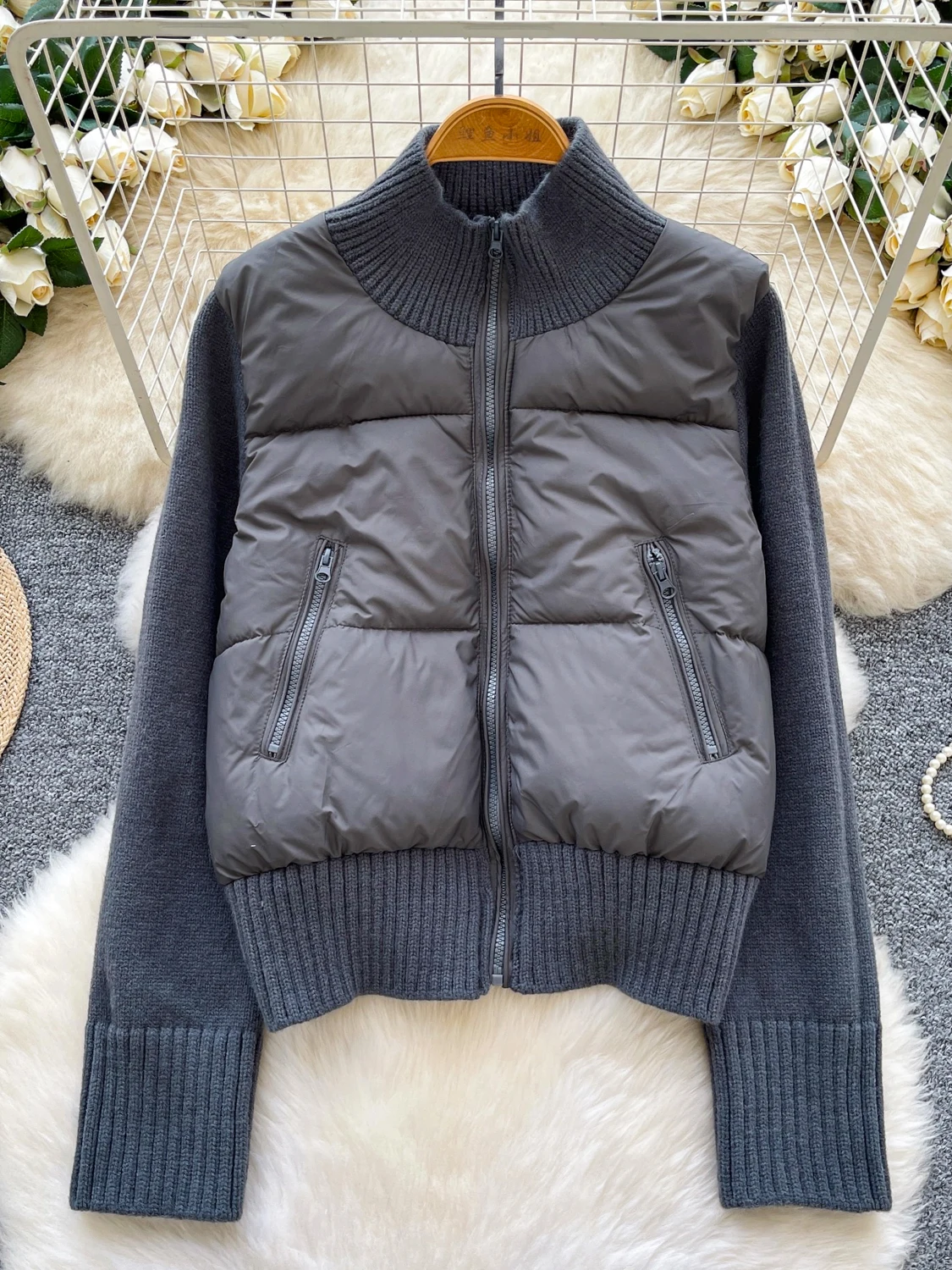 Damska dzianinowa bluza patchworkowa z bawełny, luźny krój, stójka, ciepła, jesienno-zimowa, casualowa, uniwersalna odzież wierzchnia.