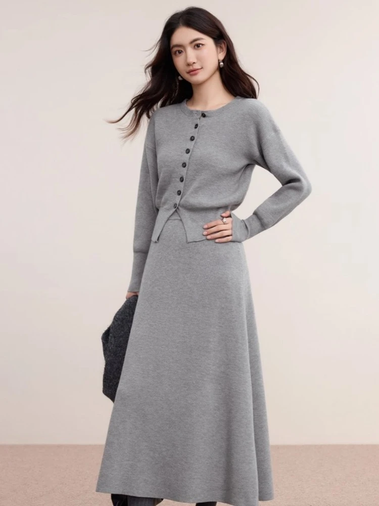 

SENTUBILA Women Skirt Sets 0-neck Contrasting Color Short Sweater Elastic Waist A-Line Skirt 2025 Autumn Two Piece Set W53ZF3471