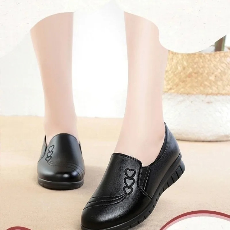 New Spring Soft-soled Loafers Black Leather Shoes Non-slip Casual Shoes Women\'s Comfortable Work Shoes Flat Sneakers 2024