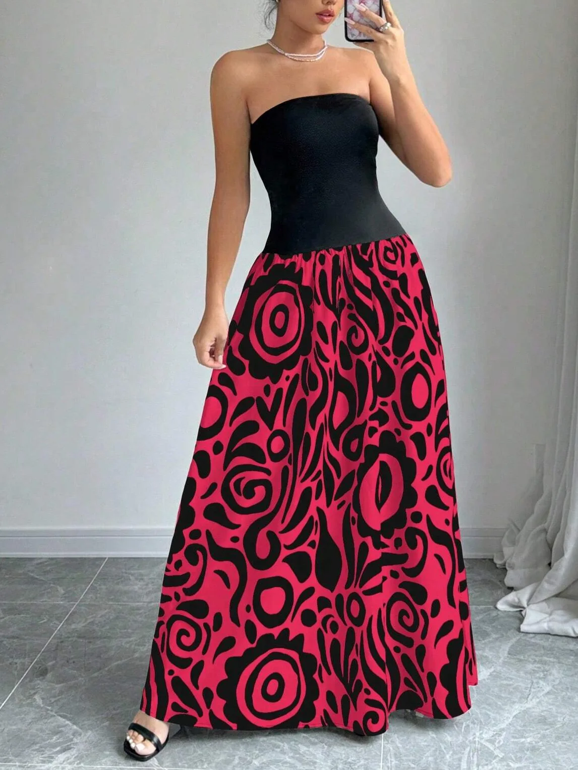 

Splicing geometric print long backless strapless dress for women, fashionable and elegant. New women's clothing for summer 2025