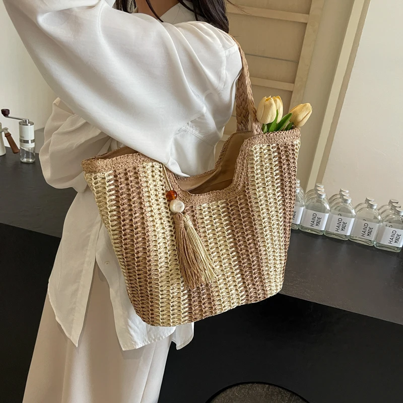 Leisure grass woven bag for women with large capacity, 2024 new summer single shoulder commuting woven bag, beach bag