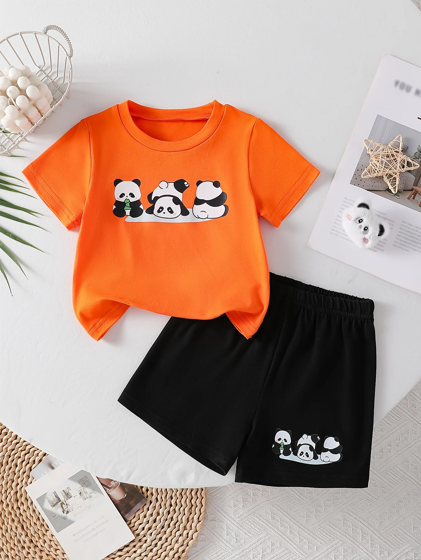 

Летний комплект из двух предметов для мальчика: оранжевая футболка с принтом панды + черные шорты | Подарок на День святого Валентина / Подарок на день рождения мальчика