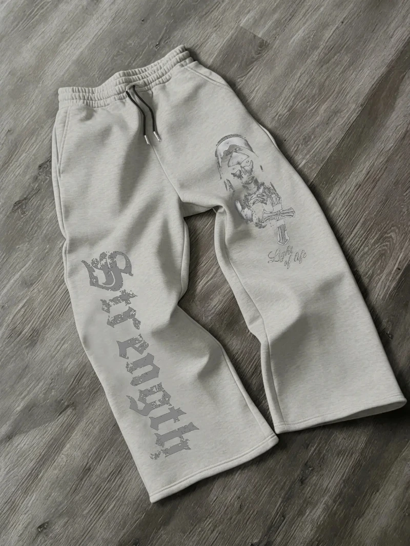 

В тренде! Черные спортивные штаны с надписью "Faith", изображением религиозной фигуры, креста и слоганом "Свет жизни", с эффектным дизайном.