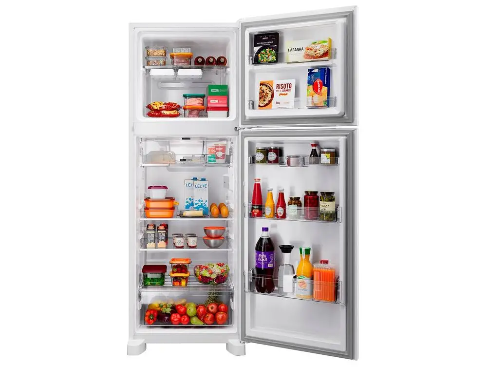 Interior da geladeira Brastemp Duplex Frost Free com alimentos organizados