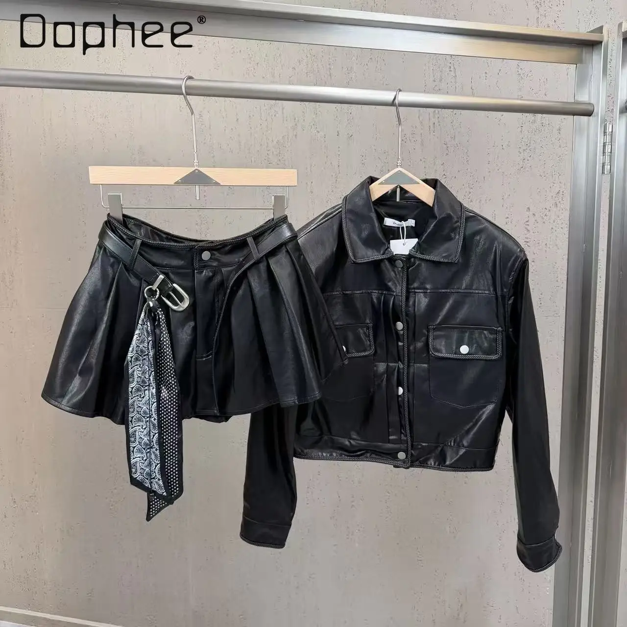 

Комплект из двух предметов: укороченная куртка из искусственной кожи с отложным воротником и плиссированная юбка в корейском стиле Ins, новинка весны 2026 года, для создания уличного образа в стиле Sweet Cool Hot Girl