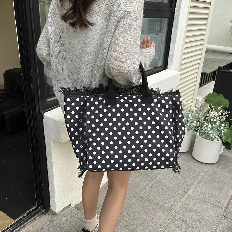 Borsa tote a tracolla alla moda di design classico in pelle di lusso da donna. Elegante borsa a tracolla per lo stile intelligente quotidiano