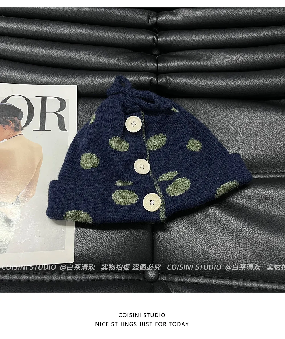 Damen-Mütze mit Polka-Dot-Jacquard-Strickmuster, Knopfverzierung, Kordelzug, weich, flauschig, gestrickt, Winter-Damenmode-Kopfbedeckung – Detail 12
