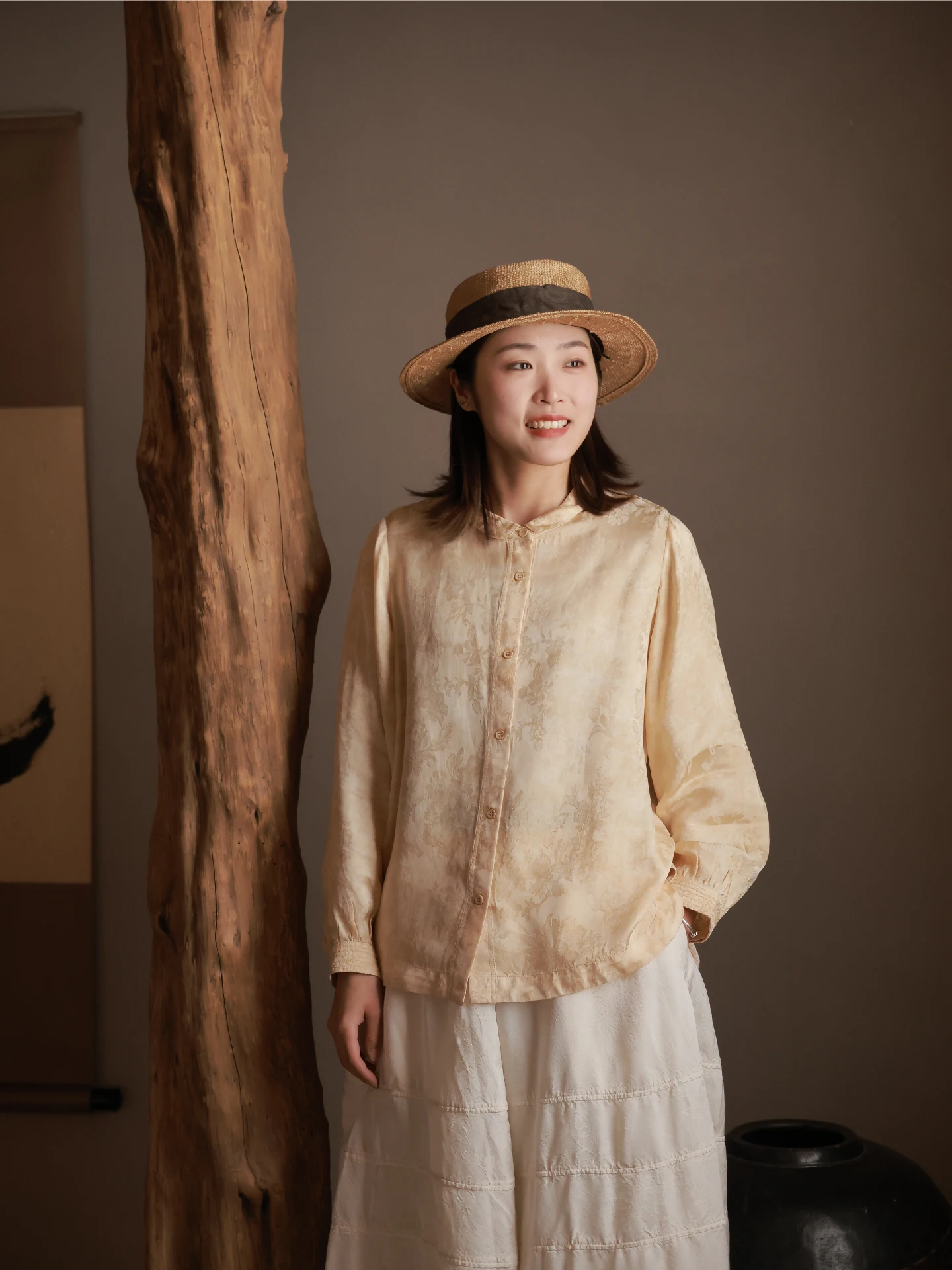 

Новая шелковая блузка Amber Smoke Spring с простой цветочной вышивкой, воротником «бэби-долл», омолаживающим эффектом, в сказочном стиле, элегантная, с длинными рукавами.