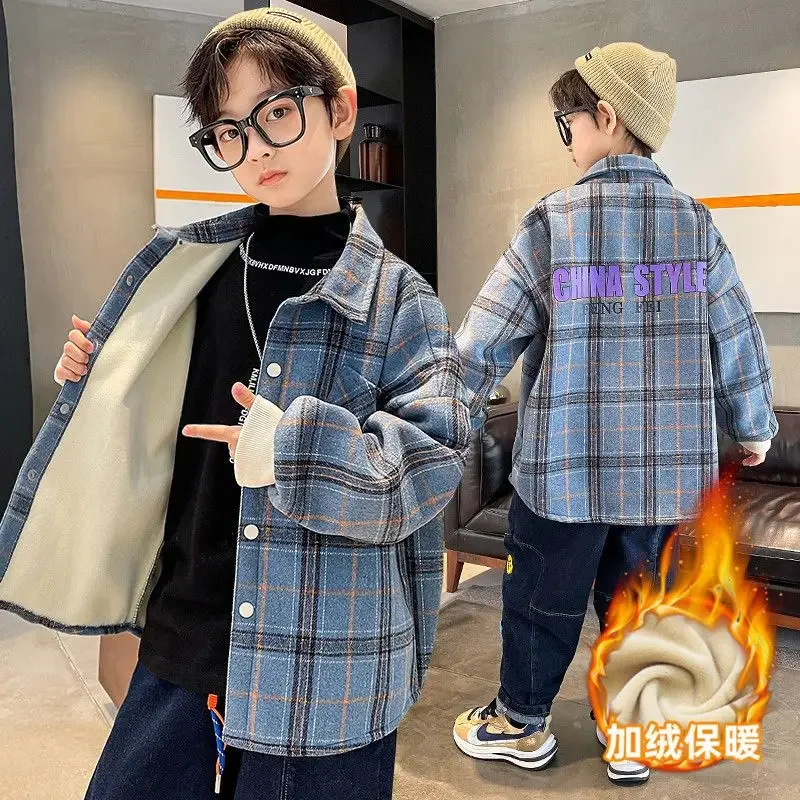 

Плюшевая утолщенная клетчатая рубашка для мальчиков-подростков, пальто с длинными рукавами, осень 2024, теплый однобортный топ, свободный повседневный корейский От 5 до 12 лет