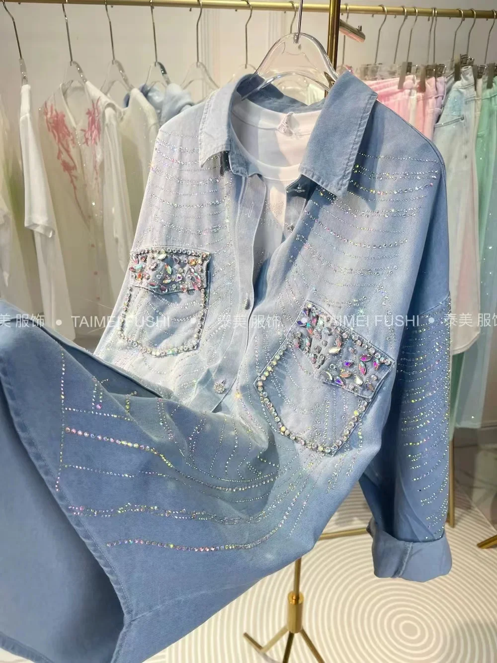 Luksusowy styl Sparkle Diamonds Hot Drilling Denim Jacket Dla kobiet Luźna moda codzienna Koszula 2024 Nowa bluzka jeansowa z długim rękawem