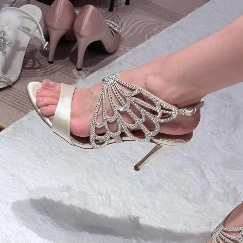 

Новые элегантные босоножки 2026 года с открытым носком, стразами, вырезами, кристаллами и бантом, на шпильке, в стиле феи