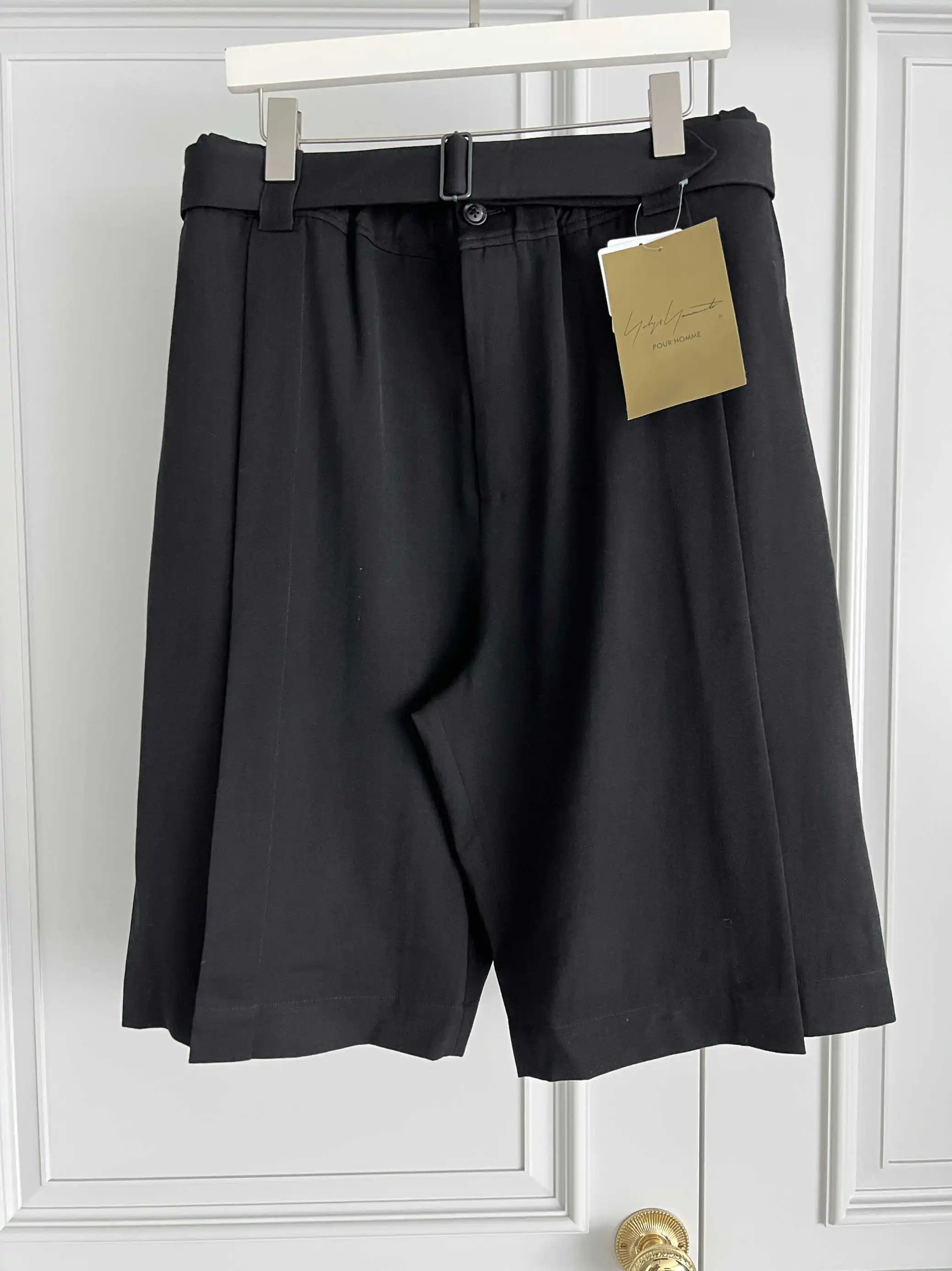 TOP-YAMAMOTO pantalones cortos capri informales negros de diseño original con aberturas grandes y pantalones cortos silueta de corte recto para hombres