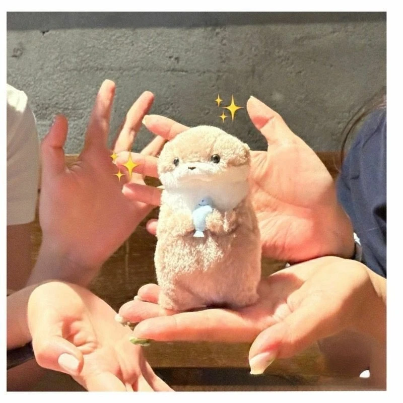 귀여운 수달이 물고기를 잡고 있는 봉제 인형, 창의적인 선물, 백팩 장식, 클로 머신 인형, 부드러운 봉제 동물