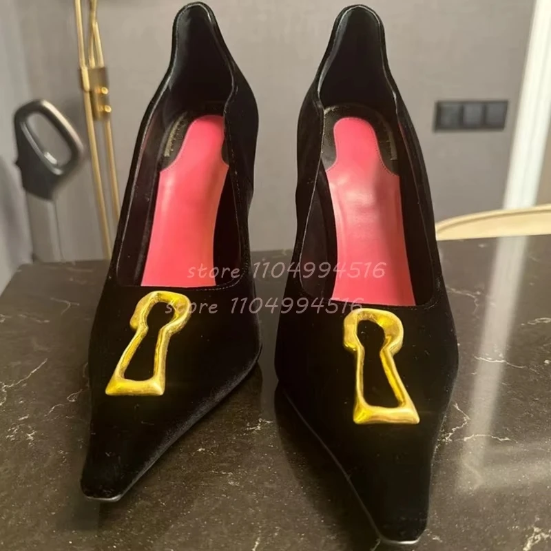 Décolleté con tacco alto sottile a punta con decorazione dorata Décolleté con tacco nero poco profondo da donna 2025 Scarpe singole da donna per feste di moda di lusso