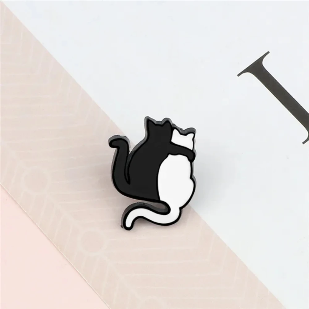 Umarmung schwarz weiß Katzen Brosche benutzer definierte schöne Cartoon Tier Abzeichen Emaille Pins Paare Tasche Jacken Hemd Anstecknadel Schmuck Geschenk