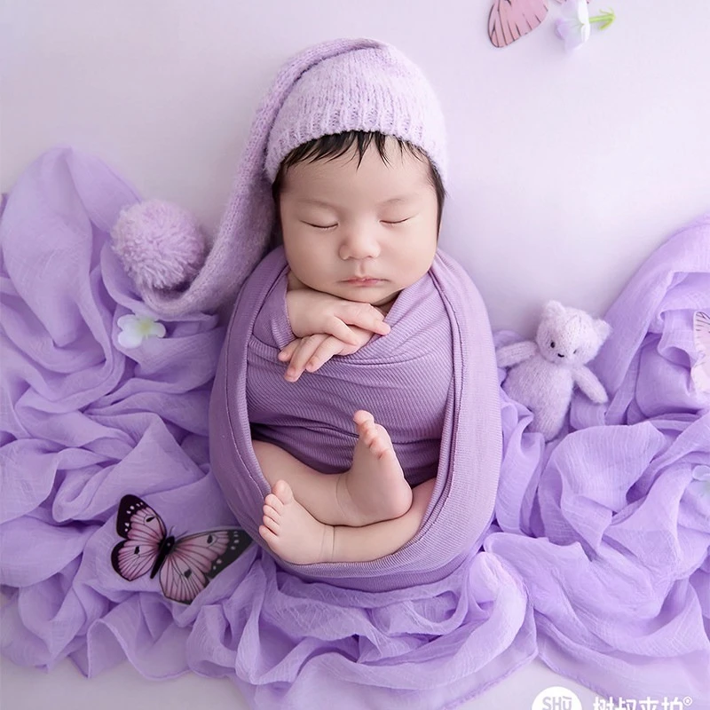 新生児写真撮影用パープルテーマのかわいいニット帽、ラップ背景ブランケット、クマ人形、蝶、花柄の装飾付き写真撮影用