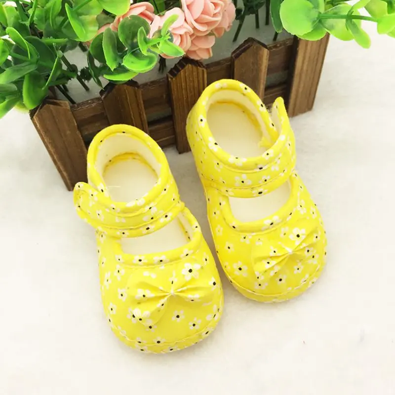 Zapatos con estampado Floral para bebé, calzado antideslizante con suela suave de algodón, estilo princesa, decoración de lazo, Primavera