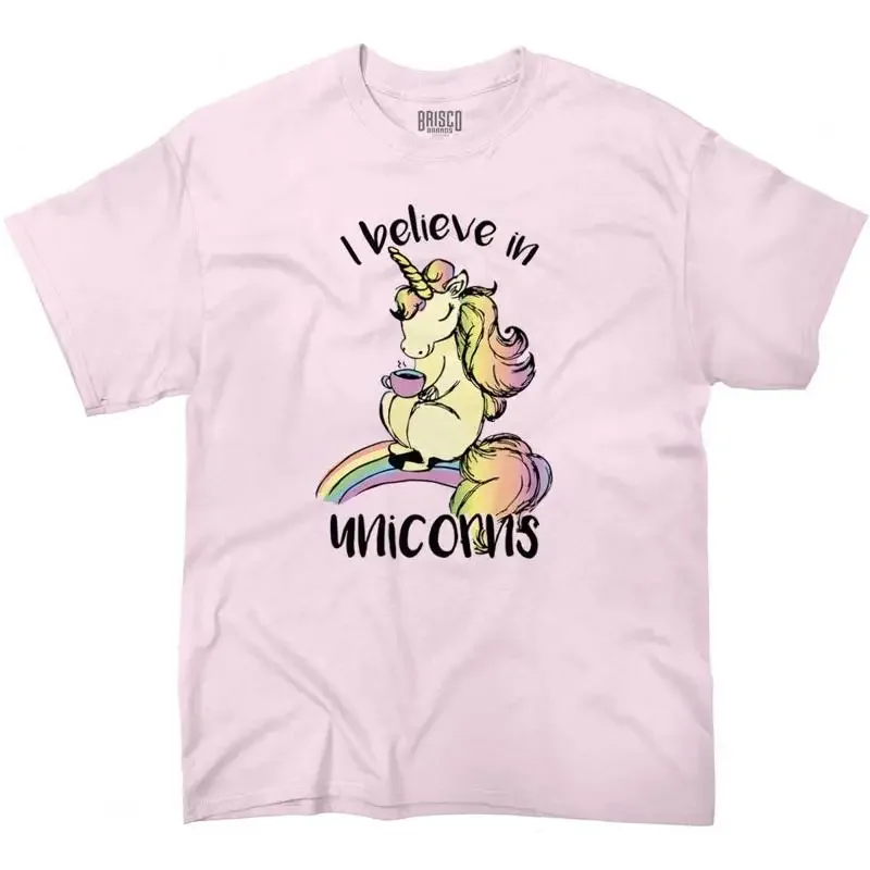 Camiseta con cuello redondo y estampado gráfico para mujer, diseño de unicornios bebiendo café, de Cute I Believe in Unicorns