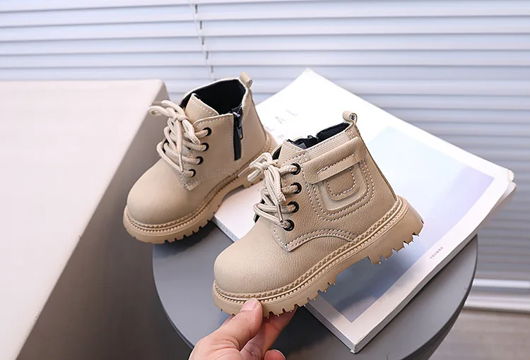 2026 Herbst Neue Kinder-Lederstiefel für Jungen Einfarbig Vielseitig Atmungsaktiv Schlichte Kinder-Kurzstiefel für Mädchen Lässig Einfach – Detail 5