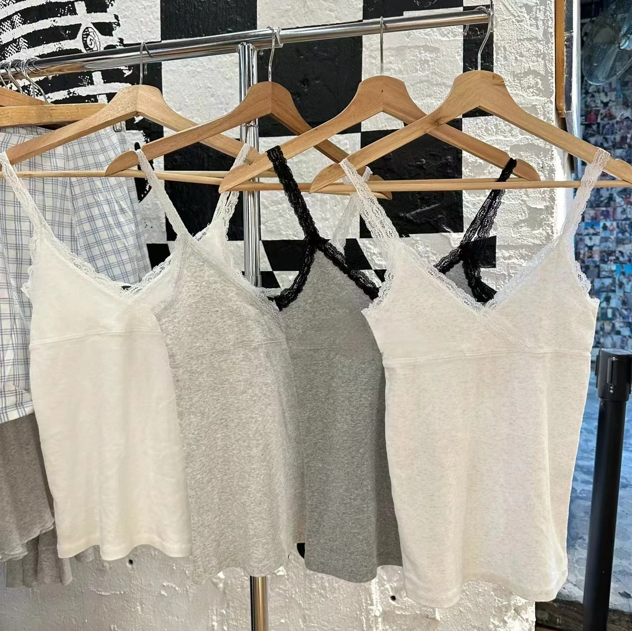 Koronkowa koszulka z dekoltem w szpic dla kobiet 2024 nowa jednokolorowa kamizelka w stylu Casual, letnia bawełniana bez rękawów szara bluzka Harajuku Y2K