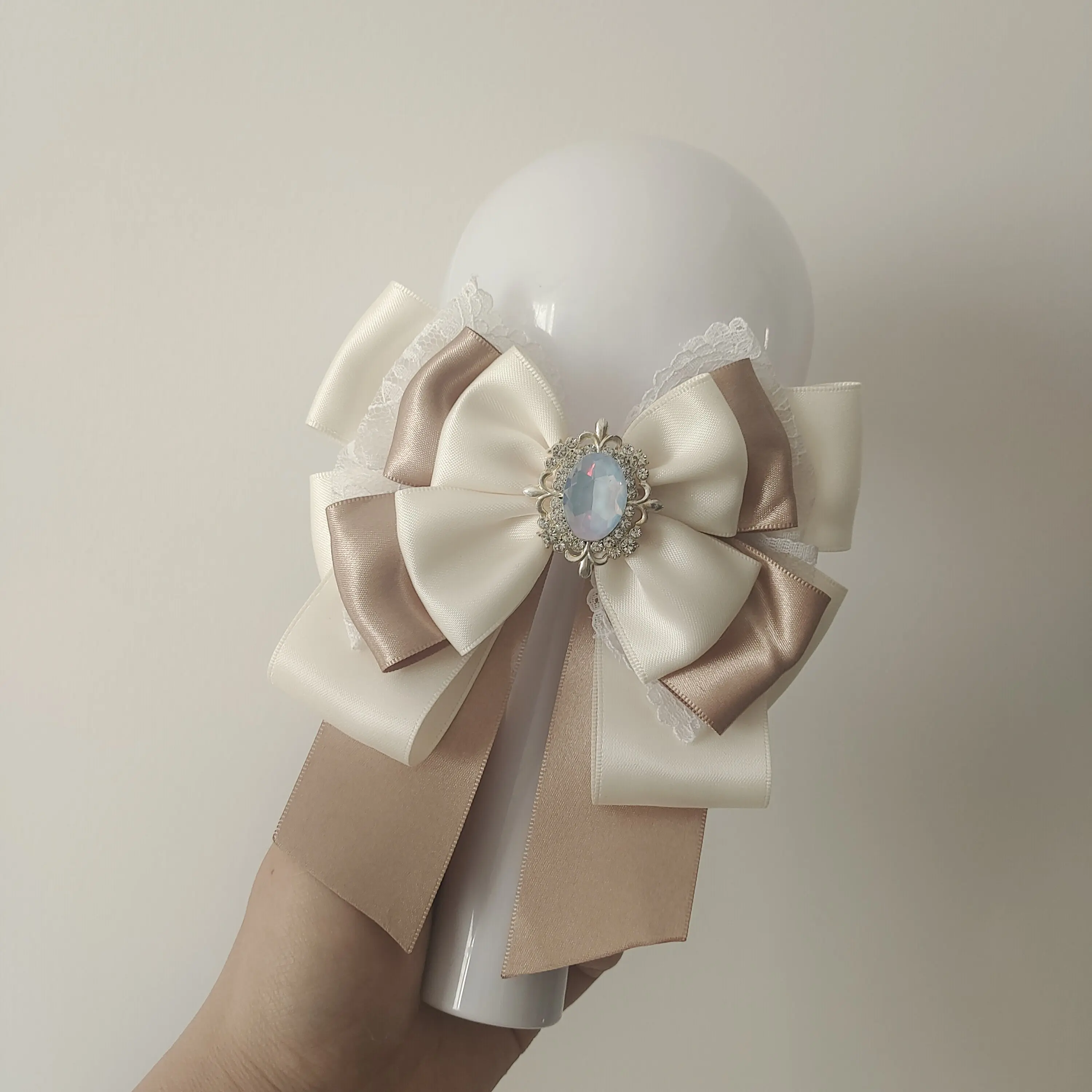 Niedliche Strass-Spitzen-Schleife Konzert-Anfeuerstab-Anhänger Lolita Freizeithemd Rock Krawatte und Korsage Handgemachte Boutonniere Accessoires – Detail 5