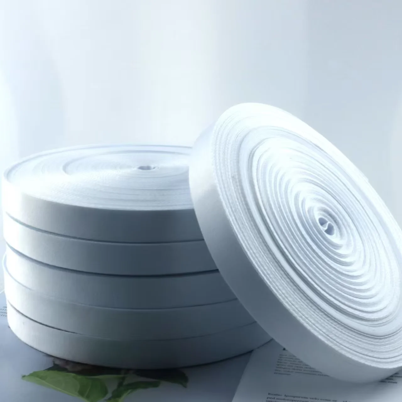 

Отбеленная белая незавершенная тесьма из полиэстера с принтом — высококачественная для поделок и одежды, ширина 1,0 ~ 5,0 мм