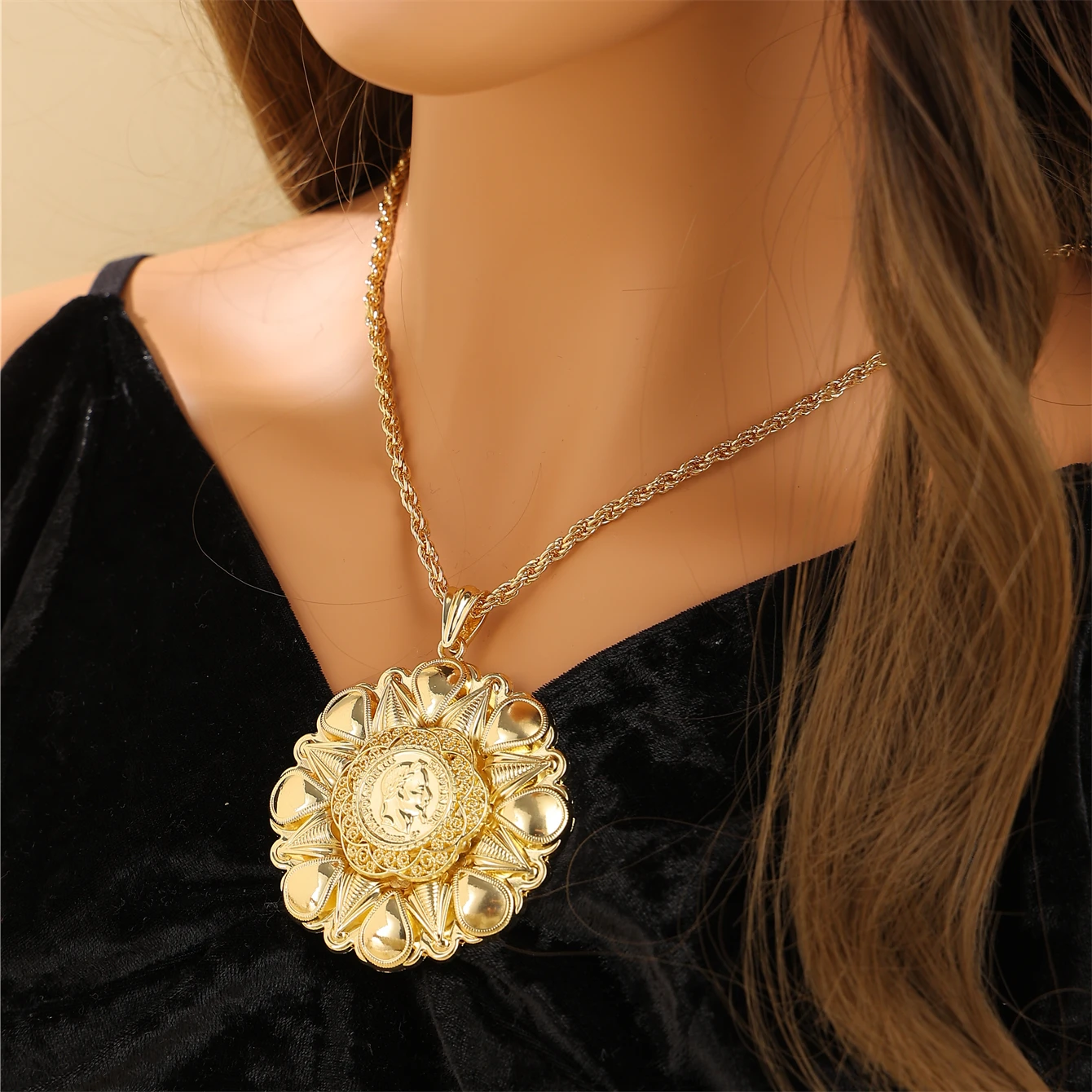 

Arabian Exquisite Necklace Decorated With Delicate Texture Twist Chain Design