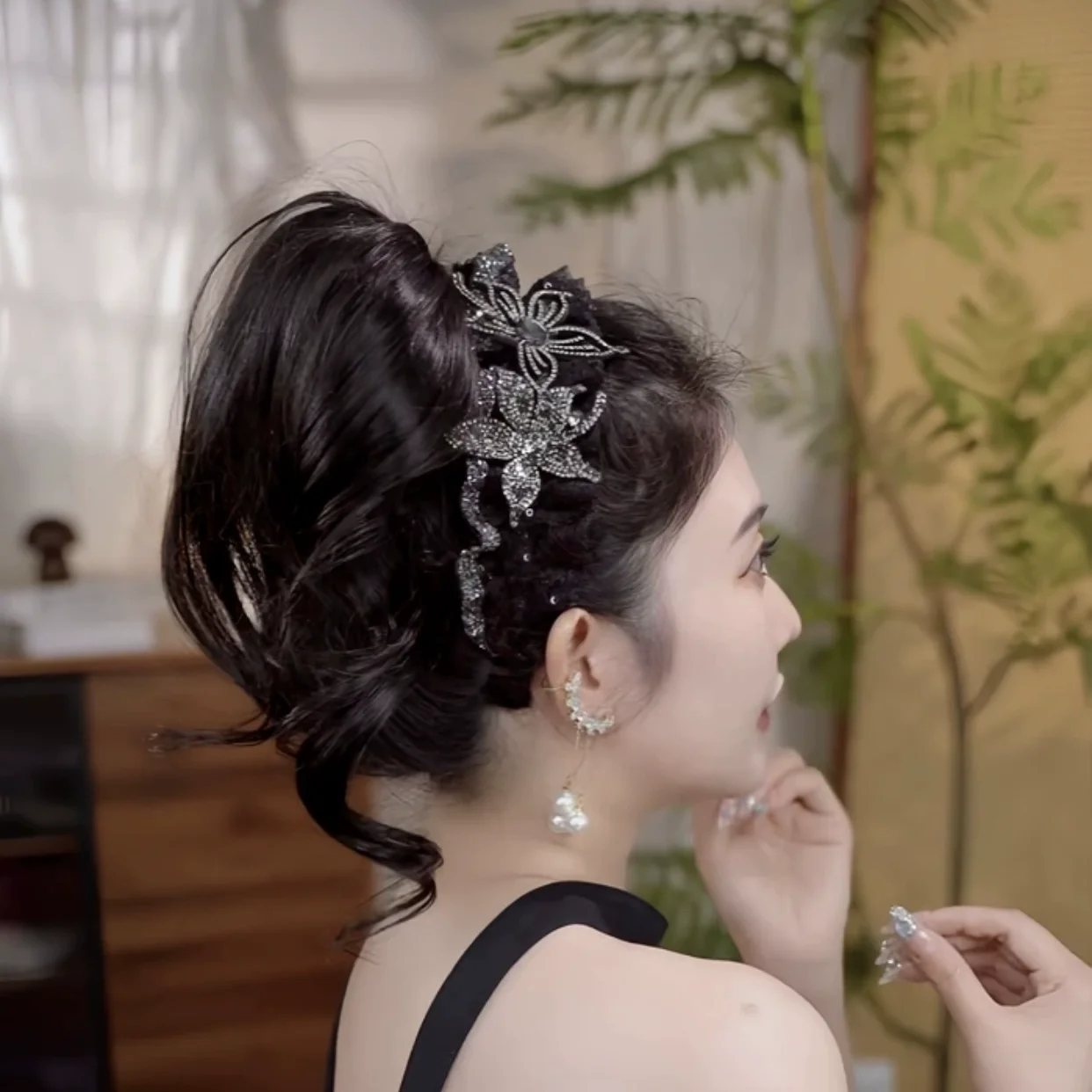 

Female Fench Style New Headwear Headband Popular Hair Clip Women Girls Rhinestone Hairband with Black Hollowed Flowers