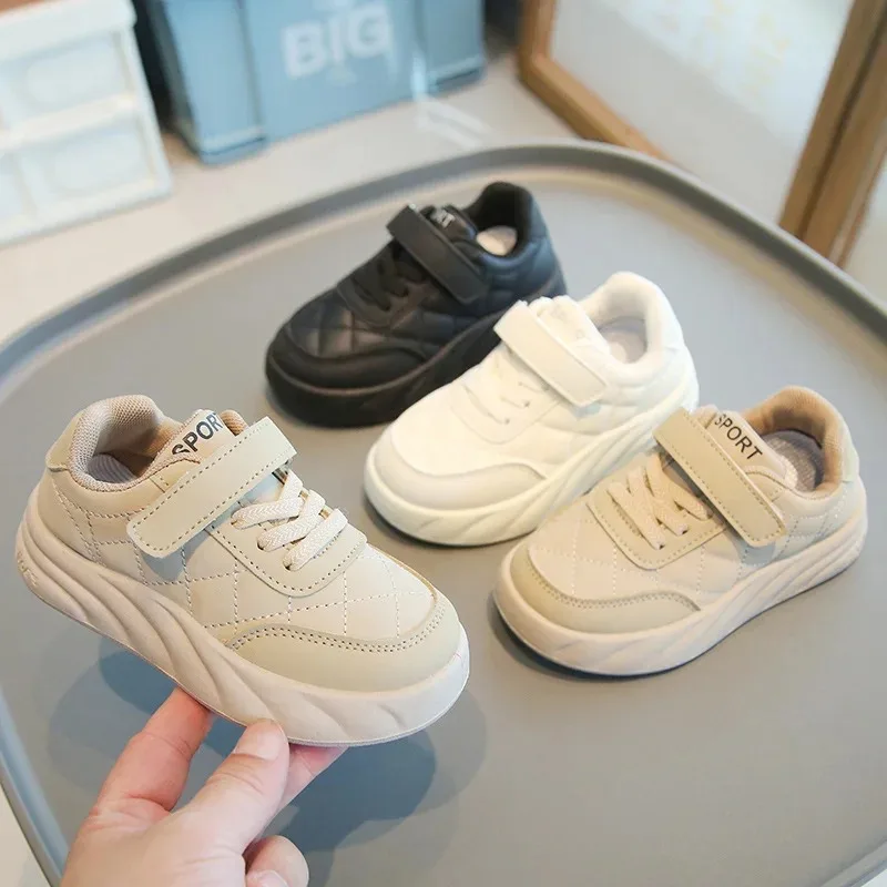 รองเท้าเด็กแบบสวมใส่สบายสำหรับฤดูใบไม้ผลิและฤดูใบไม้ร่วง รองเท้าผ้าใบเด็กผู้ชายแบบลำลอง น้ำหนักเบา พื้นนุ่ม รองเท้าผ้าใบเด็กผู้หญิงแบบตาข่ายสีขาว