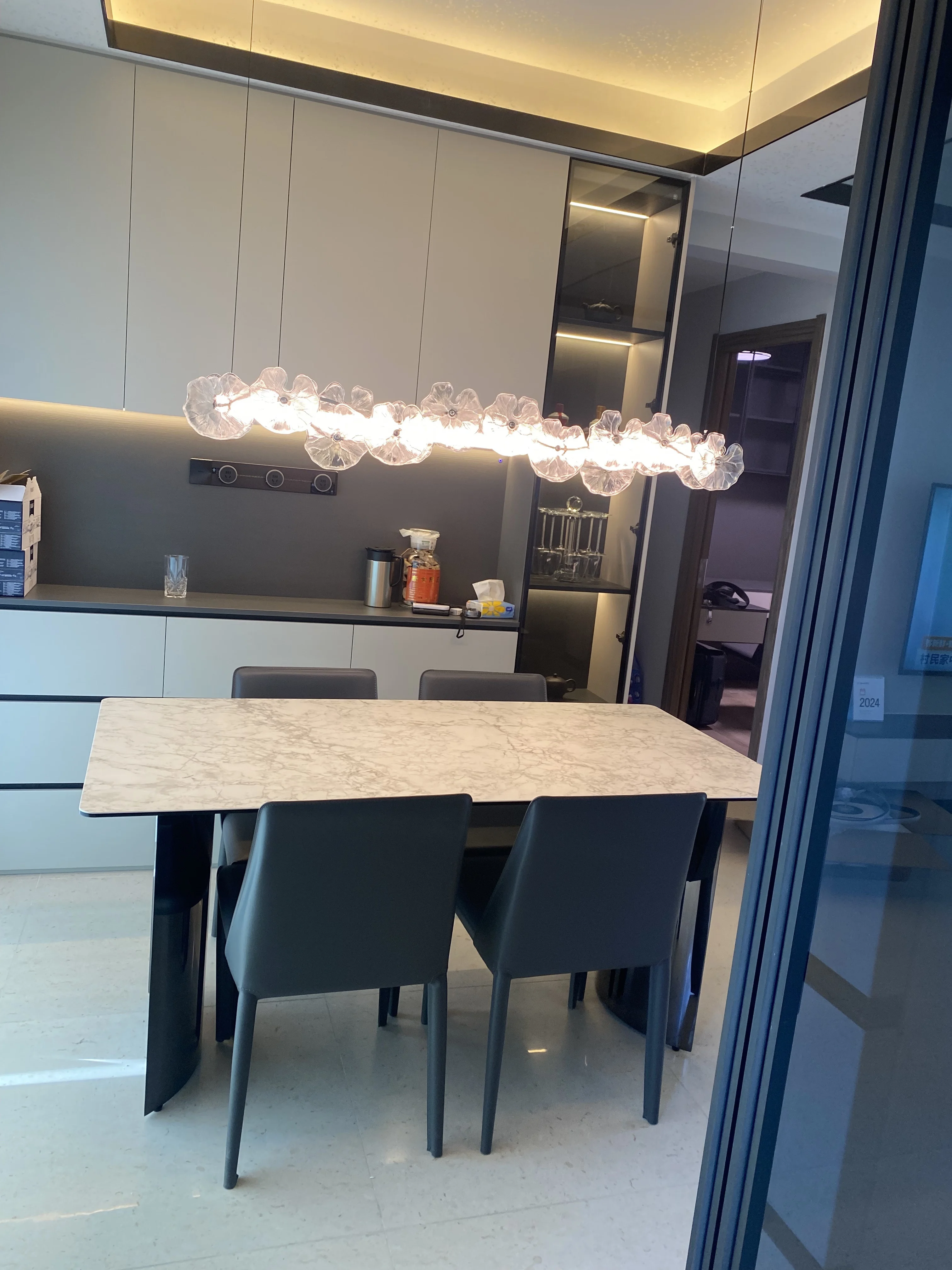 ضوء معلق للمطاعم، طاولة بار فاخرة حديثة، تركيبات إضاءة مبتكرة بخط واحد طويل على شكل زهرة #3