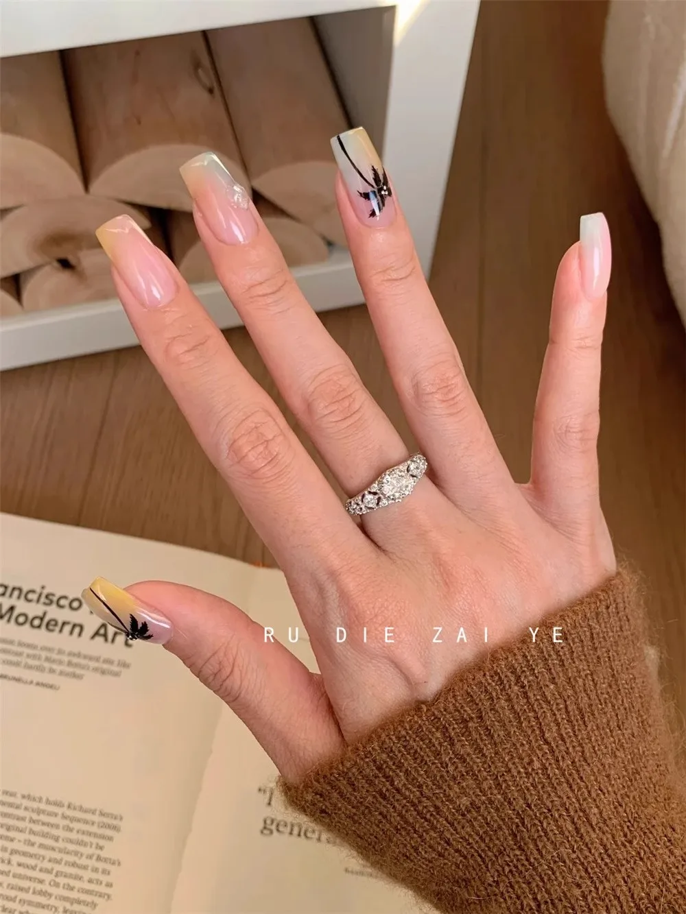 Anillo Solitario Irregular Chapado en Oro Blanco con Zirconia Redonda Central y Piedras Laterales Totalmente Pavimentadas, Joyería de Dedo, Accesorio Vintage de Promesa para Mujer, Regalo Diario o de Boda