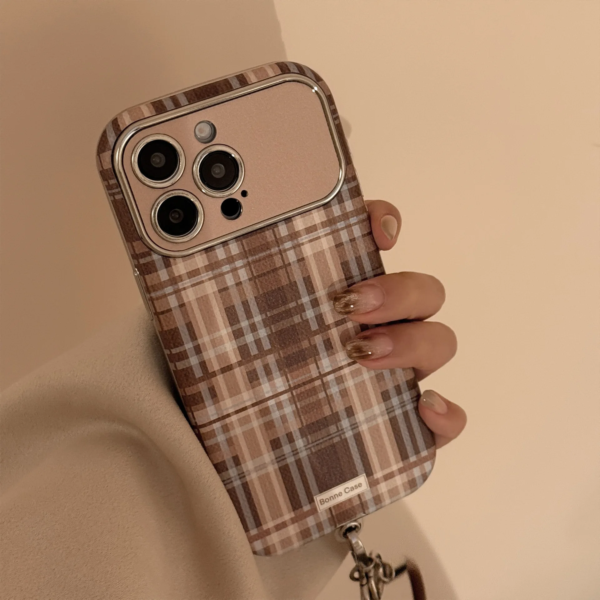 Koreanische Retro-Handyhülle mit braunem Gittermuster, für iPhone 17, 16, 15, 14, 11, 12, 13 Pro Max, mit stoßfester Handschlaufe