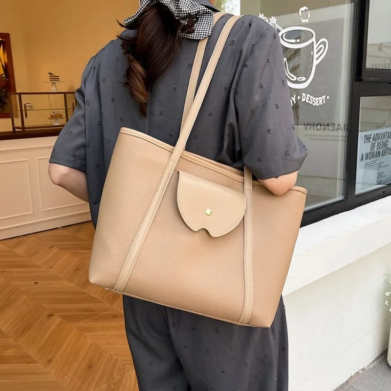 

Stylish Designer Paris Fashion Inspired Crossbody Handbag For Women With Minimalist Vintage Look And Logo