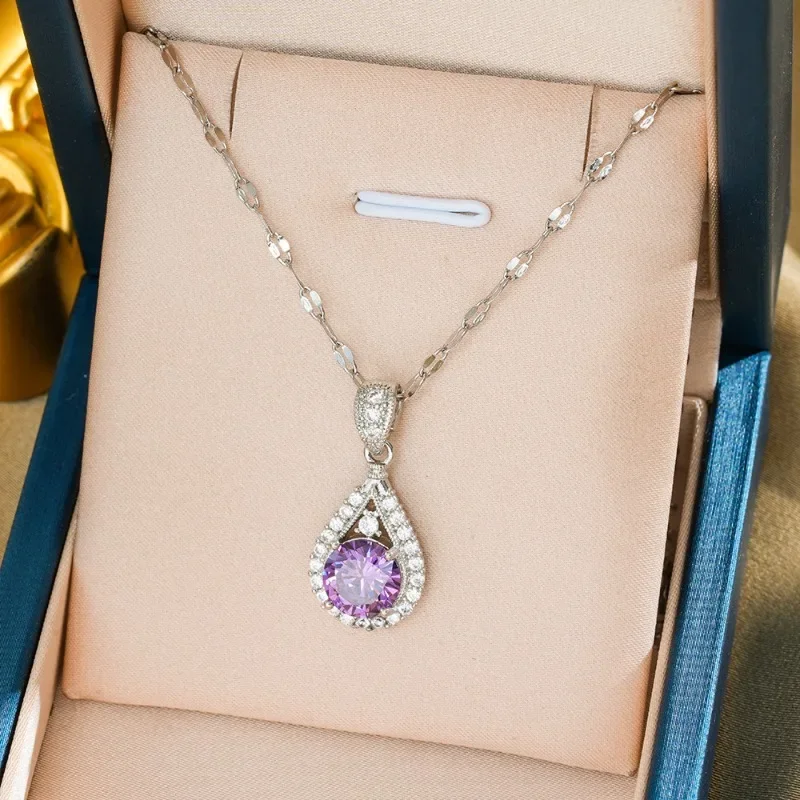 Gocce d'acqua con zirconi viola leggermente intarsiate, una catena femminile leggera e lussuosa della clavicola