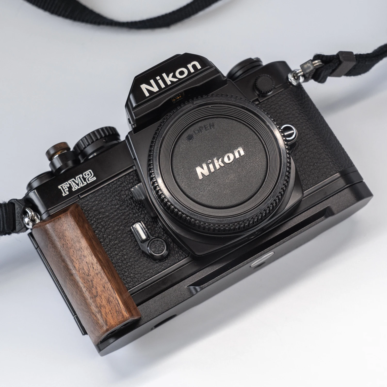 YUWOOD FM2 L-förmige Montageplatte mit Holzgriff für Nikon FM2 FM FM3A FE FE2. Integrierte Arca-Swiss-Schnellwechselplatte – Detail 7