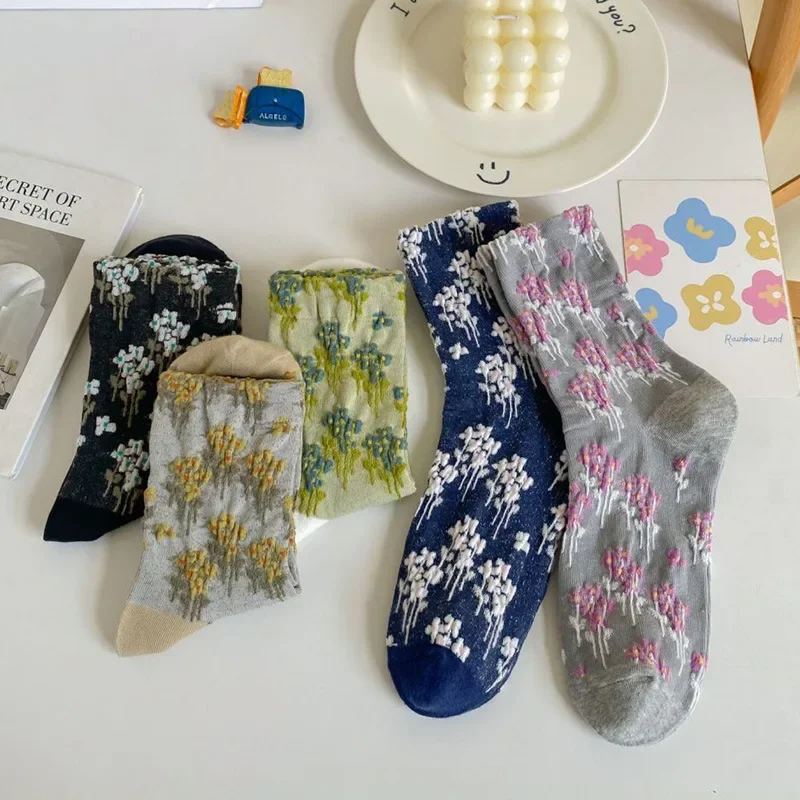 New Fashion Women Socks Floral Embossment Retro Middle Tube Socks Women Japanese Fashion Ethnic Harajuku Vintage Long Socks Sox