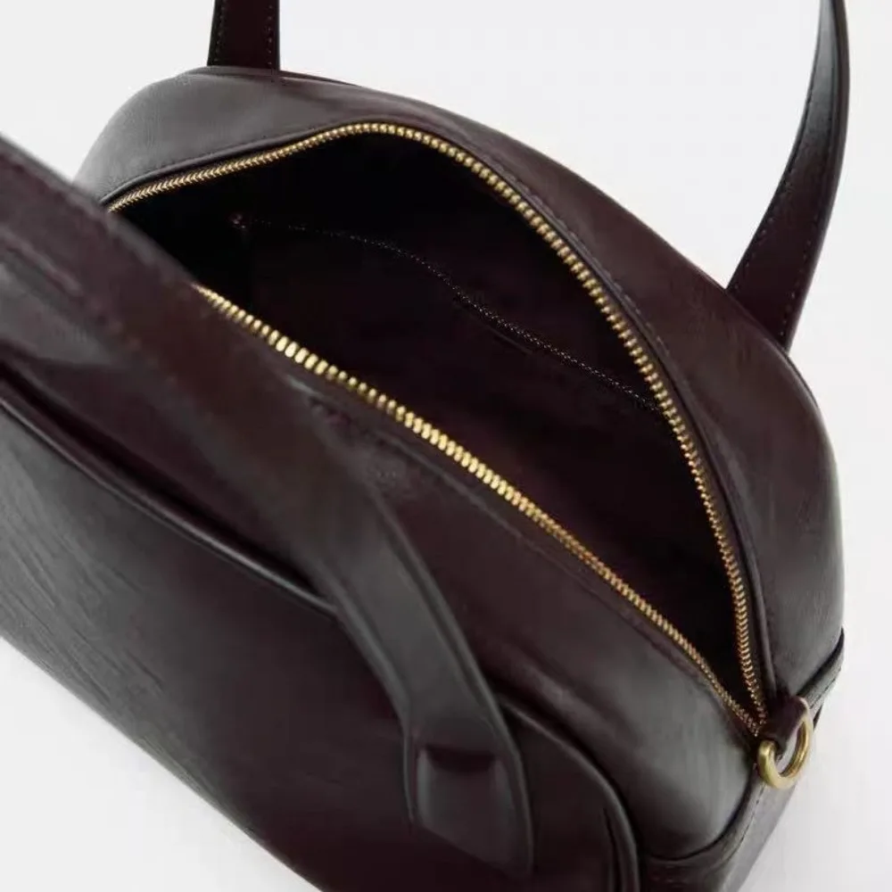 おしゃれな都会風シンプルスタイル レディースショルダーバッグ 2026年トレンド ハンドバッグ 軽量 高級感 テクスチャ クロスボディ ピローバッグ 新作