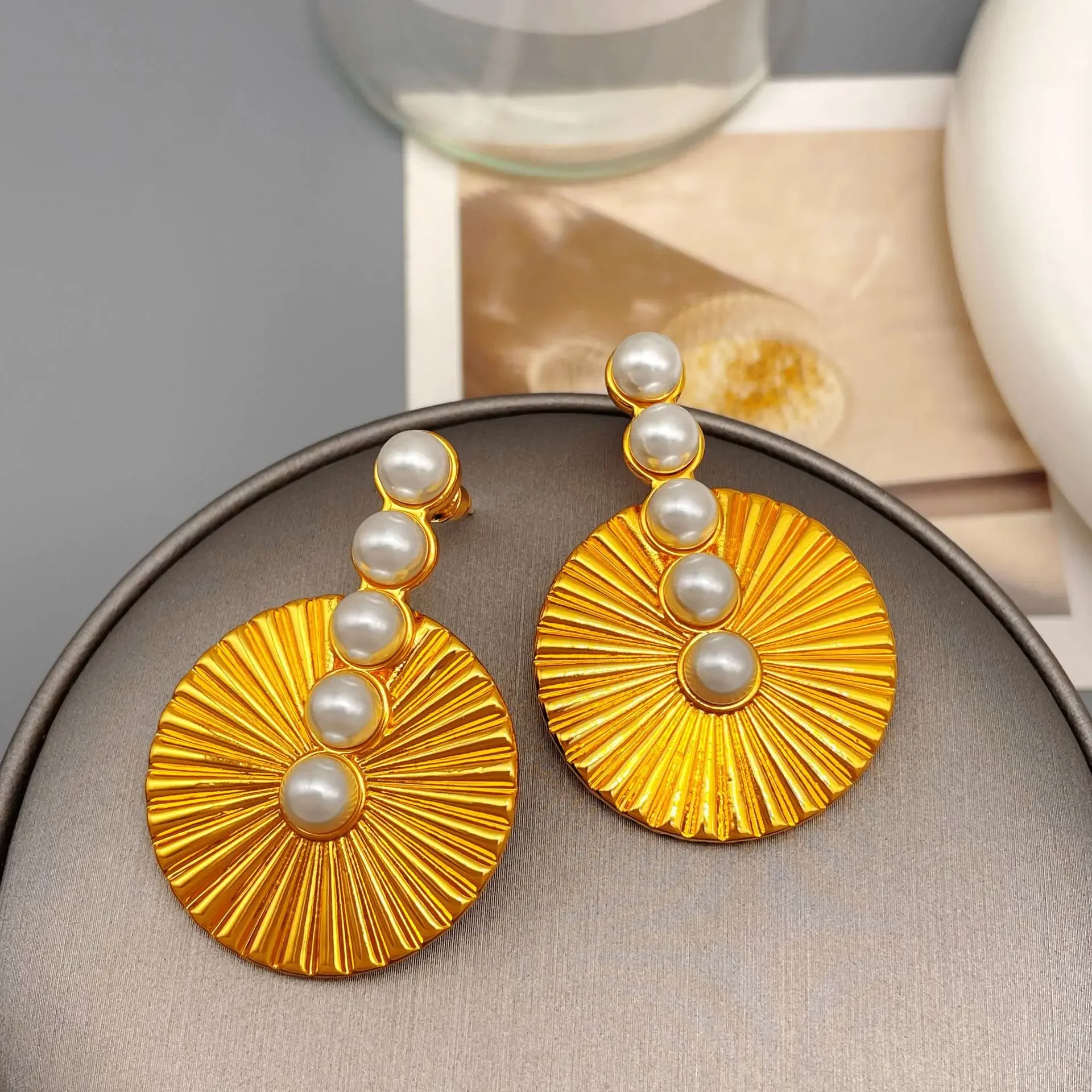 French fashionable high-grade pearl earrings 2024 new light luxury niche delicate elegant design of women's banquet earrings