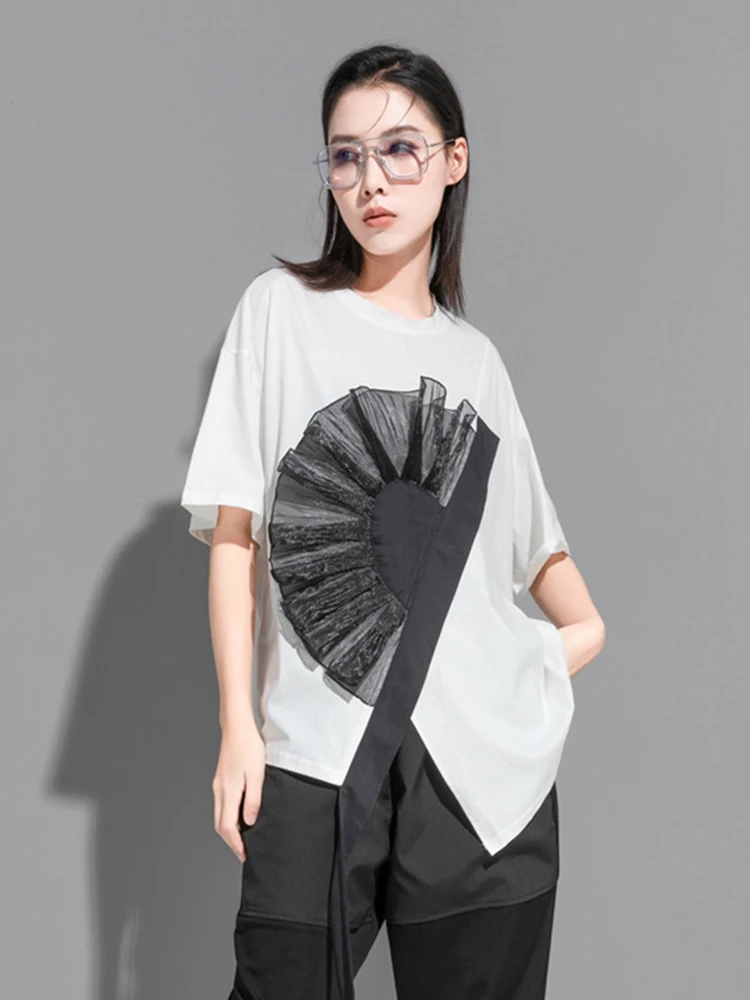 [EAM] Women White Flower Ruffles Ribbon Big Size T-shirt New Round Neck Short Sleeve Fashion Tide Spring Summer  2025 1DE8699