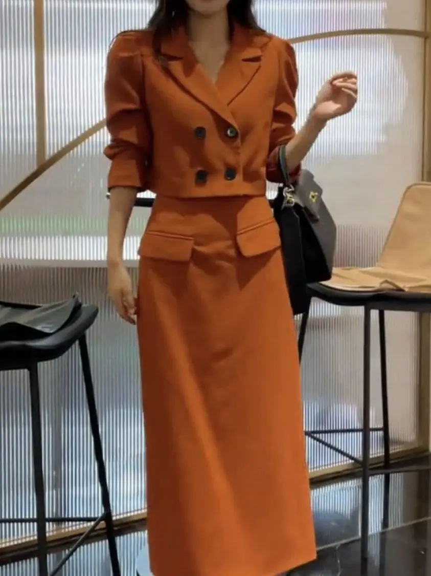 

Комплект из двух предметов с высокой талией и облегающим кроем в корейском стиле: свободная юбка и топ с длинными рукавами на пуговицах для полных женщин.