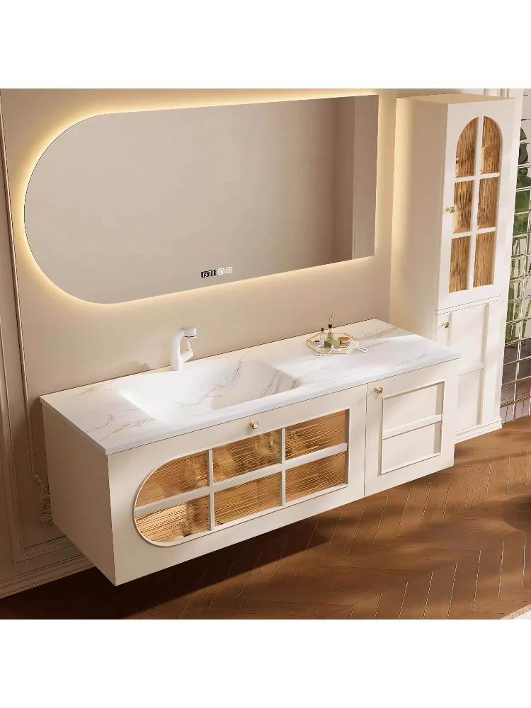 

Тумба для ванной комнаты из резной древесины с покрытием под резиновое дерево, в стиле французского кремового ветра, с интегрированной раковиной из золотистой каменной плиты, выполненной методом горячей гибки.