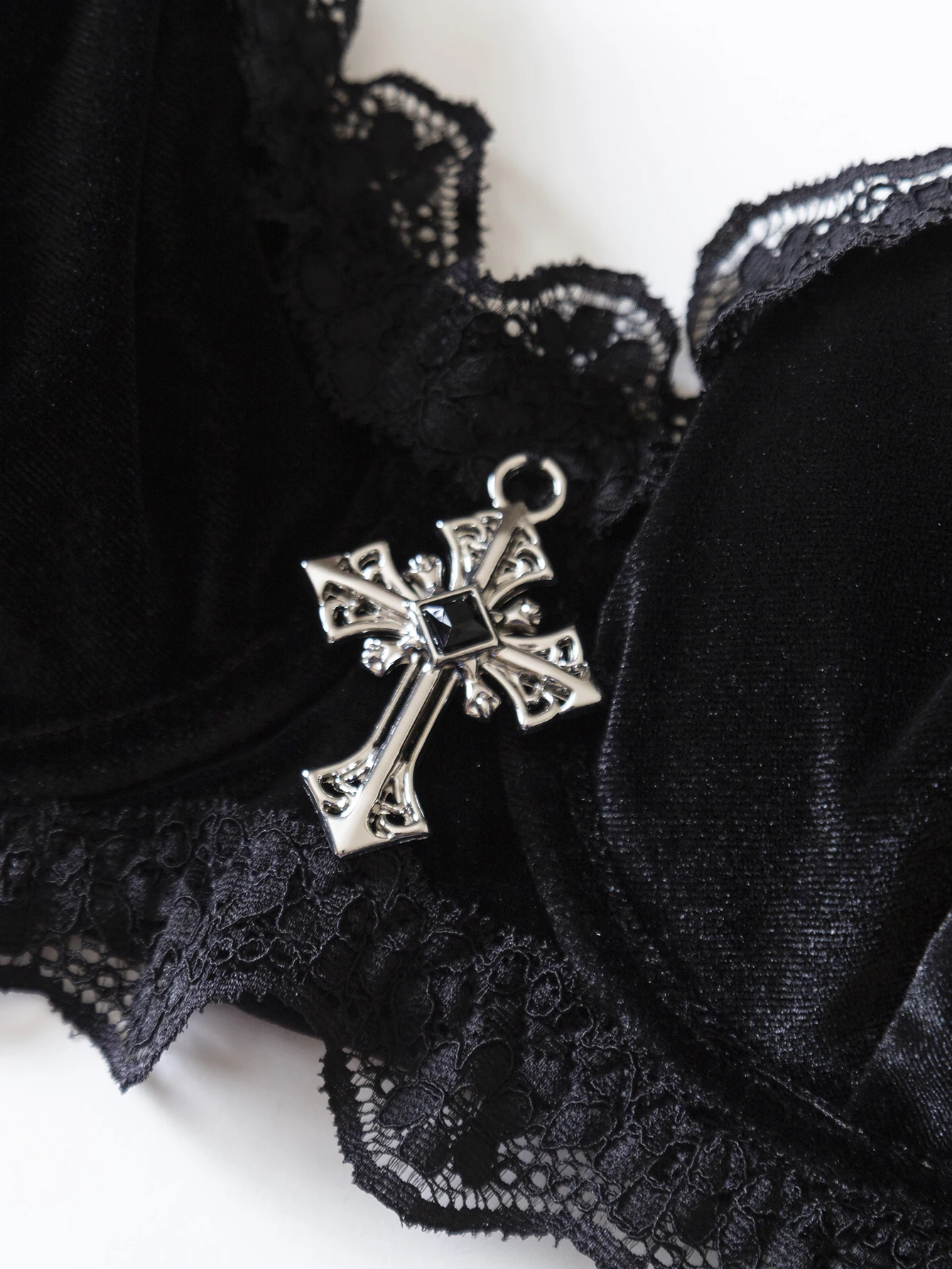 Zestaw bielizny w stylu vintage z regulowanymi ramiączkami, czarna koronka, gotycka odzież intymna dla wyrazistej kobiecości.