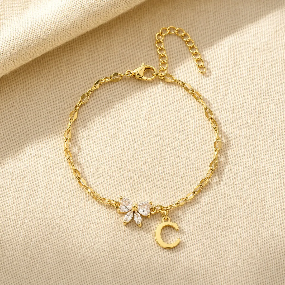 Initial-Charm-Armbänder mit vergoldeten Buchstaben für Damen und Herren mit Schmetterling-Zirkonia und zierlicher Kette – Schmuckkollektion – Detail 2