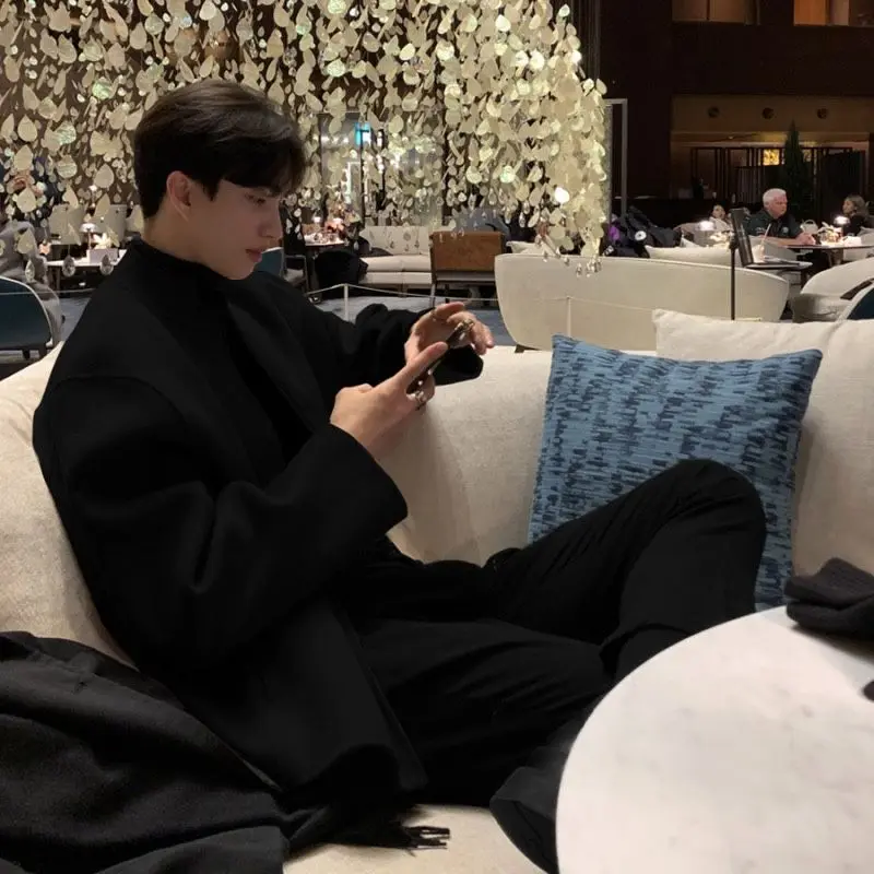 

Мужское пальто из шерстяной смеси с рукавами-фонариками, свободного кроя, объемное, просторное, вместительное, струящееся, гладкое, элегантное.