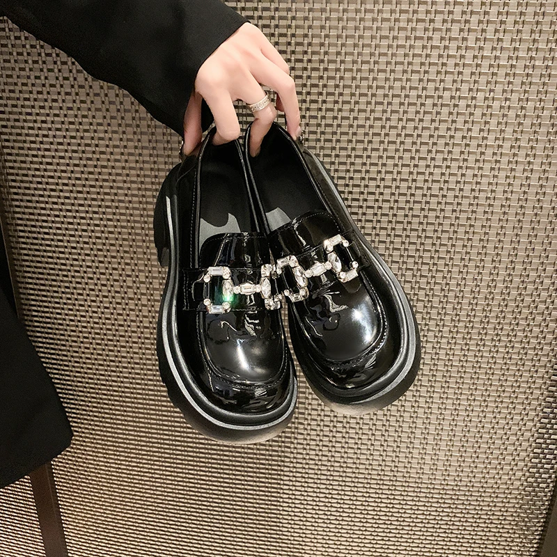 Versatili appartamenti da donna neri Vintage con tacco alto e strass che dettagliano piccole scarpe in pelle collezione primavera 2024